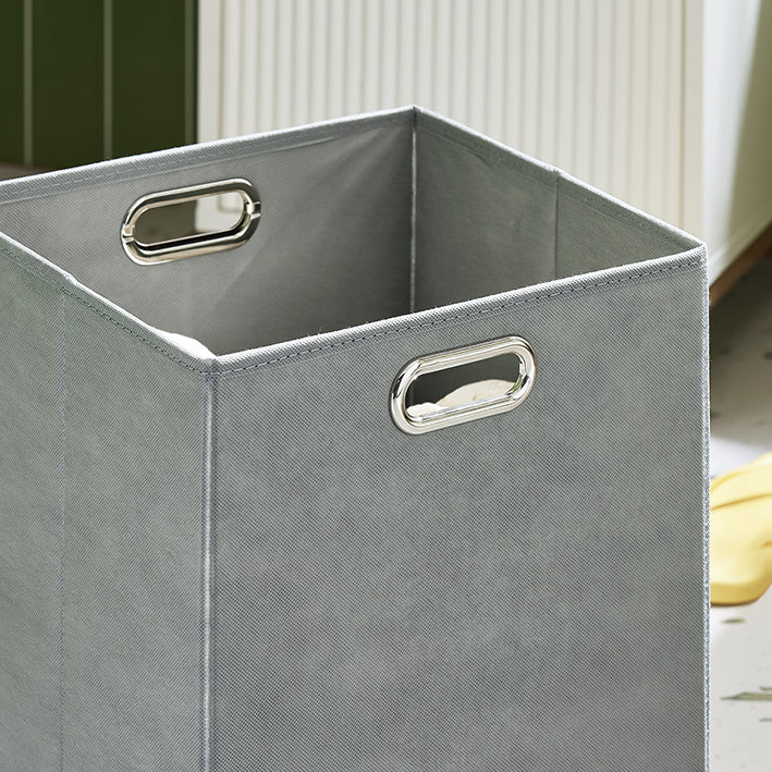 Weißer Wäscheschrank mit Wäschesack