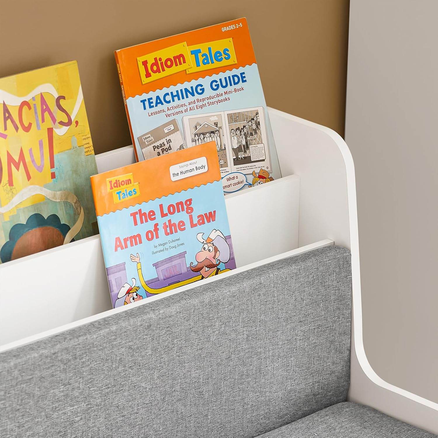 Sitzbank mit Bücherregal und Sitzkissen | Spielzeugtruhe | Aufbewahrungsbox mit Rollen | Weiss - Palo24