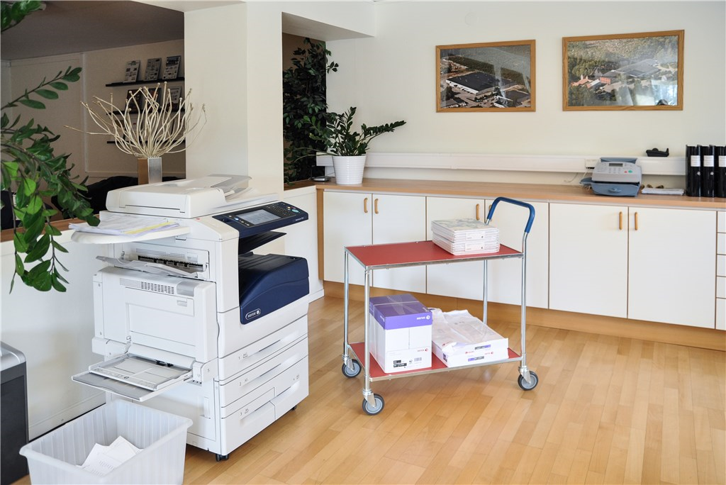 Tischwagen 2 Böden, bis 150kg belastbar, 4 Lenkrollen, rot