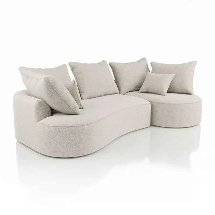 Sofa Tirano mit Ottomane & Dekokissen aus Boucléstoff Creme