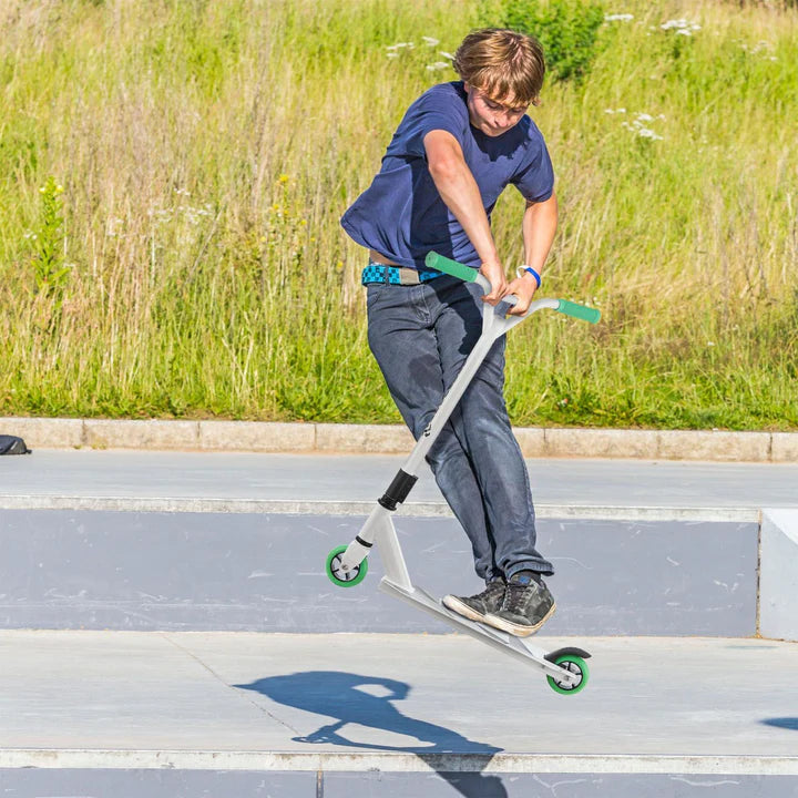 Stunt Scooter Futuriste en Blanc Vert Trick Scooter avec direction à 360°