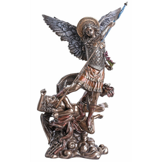 L'ARCHANGE MICHAEL COMBAT CONTRE LA FIGURINE DE L'ANGE LUCIFER